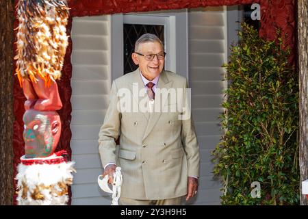 Der Maori-König Kiingi Tuheiti begrüßt Prinz Charles, Prinz von Wales und Camilla, Herzogin von Cornwall, bei ihrer Ankunft in Turangawaewae Marae, Hamilton, Neuseeland, Sonntag, 08. November. 2015. Stockfoto