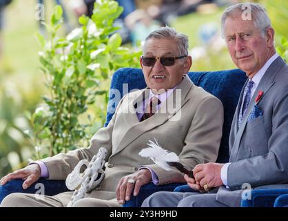 Prinz Charles, Prinz von Wales, rechts, mit dem Maori-König Kiingi Tuheitia, der am Sonntag, 08. November, eine Ausstellung von 5 Waka, maori-Kanus auf dem Waikato River bei Turangawaewae Marae, Hamilton, Neuseeland, ansieht. 2015. Stockfoto