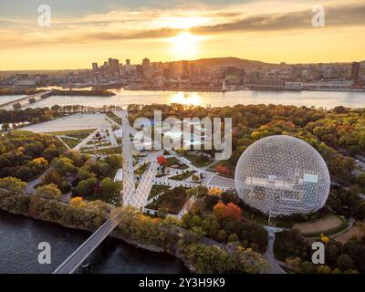 Luftaufnahme der Biosphäre Montreal bei Sonnenuntergang im Herbst, Jean-Drapeau Park, Saint Helen's Island. Skyline von Montreal City im Hintergrund. Qu Stockfoto