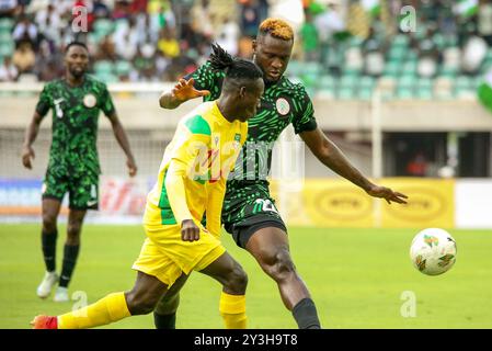 UYO, NIGERIA - 7. SEPTEMBER: Boniface Victor Okoh aus Nigeria und Abdoul Rachid Moumini aus Benin während des Afrika-Cup der Nationen 2025 {AFCON} quali Stockfoto