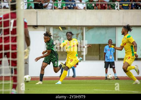 UYO, NIGERIA - 7. SEPTEMBER: Samuel Chukwueze aus Nigeria und Aiyegun Tosin, Imourane Hassane aus Benin während des Afrika-Cup 2025 {AFCON} Stockfoto