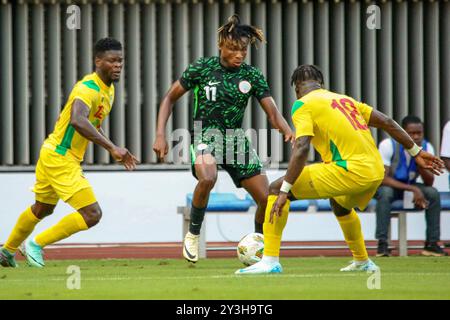 UYO, NIGERIA - 7. SEPTEMBER: Samuel Chukwueze aus Nigeria und Ishola Junior Olaitan aus Benin während des Afrika-Cup 2025 {AFCON} Qualifies Stockfoto