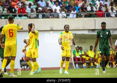 UYO, NIGERIA - 7. SEPTEMBER: Samuel Chukwueze aus Nigeria und Ishola Junior Olaitan aus Benin während des Afrika-Cup 2025 {AFCON} Qualifies Stockfoto