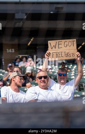 Chicago, Usa. September 2024. Fans halten beim MLB-Spiel der Chicago White Sox vs. Cleveland Guardians im garantierten Preisfeld Schilder hoch. Endergebnis: Chicago White Sox – 4, Cleveland Guardians – 6. Quelle: SOPA Images Limited/Alamy Live News Stockfoto