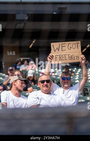 Chicago, Usa. September 2024. Fans halten beim MLB-Spiel der Chicago White Sox vs. Cleveland Guardians im garantierten Preisfeld Schilder hoch. Endergebnis: Chicago White Sox – 4, Cleveland Guardians – 6. (Foto: Raj Chavda/SOPA Images/SIPA USA) Credit: SIPA USA/Alamy Live News Stockfoto