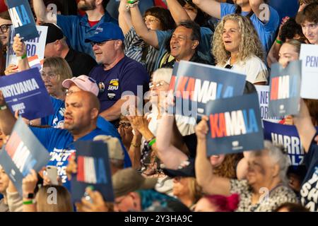 Wilkes Barre, USA. September 2024. Tausende von Unterstützern nahmen am 13. September 2024 an der Kundgebung für Kamala Harris als Präsident am Wilkes University McHale Athletic Center in Wilkes-Barre, PA Teil. (Foto: Lev Radin/SIPA USA) Credit: SIPA USA/Alamy Live News Stockfoto