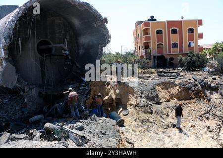 Die Zerstörung eines Lagerhauses und der Wasserstation der Gemeinde al-Meghraqa im südlichen Gazastreifen, die gestern von israelischen Luftangriffen auf die palästinensische Enklave getroffen wurden. Das israelische Militär hat gestern, Mittwoch, mehrere Ziele im Gazastreifen getroffen und erklärt, es sei eine Vergeltung für eine Reihe von Raketen, die aus dem Gazastreifen auf Israel abgefeuert wurden Stockfoto