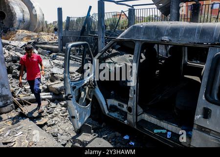 Die Zerstörung eines Lagerhauses und der Wasserstation der Gemeinde al-Meghraqa im südlichen Gazastreifen, die gestern von israelischen Luftangriffen auf die palästinensische Enklave getroffen wurden. Das israelische Militär hat gestern, Mittwoch, mehrere Ziele im Gazastreifen getroffen und erklärt, es sei eine Vergeltung für eine Reihe von Raketen, die aus dem Gazastreifen auf Israel abgefeuert wurden Stockfoto