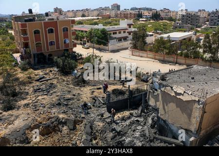 Die Zerstörung eines Lagerhauses und der Wasserstation der Gemeinde al-Meghraqa im südlichen Gazastreifen, die gestern von israelischen Luftangriffen auf die palästinensische Enklave getroffen wurden. Das israelische Militär hat gestern, Mittwoch, mehrere Ziele im Gazastreifen getroffen und erklärt, es sei eine Vergeltung für eine Reihe von Raketen, die aus dem Gazastreifen auf Israel abgefeuert wurden Stockfoto