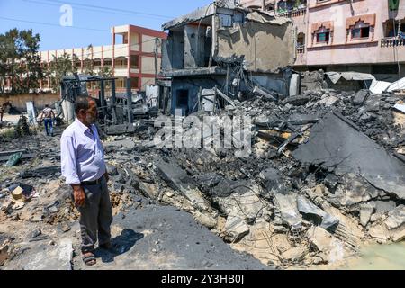 Die Zerstörung eines Lagerhauses und der Wasserstation der Gemeinde al-Meghraqa im südlichen Gazastreifen, die gestern von israelischen Luftangriffen auf die palästinensische Enklave getroffen wurden. Das israelische Militär hat gestern, Mittwoch, mehrere Ziele im Gazastreifen getroffen und erklärt, es sei eine Vergeltung für eine Reihe von Raketen, die aus dem Gazastreifen auf Israel abgefeuert wurden Stockfoto