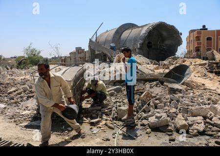 Die Zerstörung eines Lagerhauses und der Wasserstation der Gemeinde al-Meghraqa im südlichen Gazastreifen, die gestern von israelischen Luftangriffen auf die palästinensische Enklave getroffen wurden. Das israelische Militär hat gestern, Mittwoch, mehrere Ziele im Gazastreifen getroffen und erklärt, es sei eine Vergeltung für eine Reihe von Raketen, die aus dem Gazastreifen auf Israel abgefeuert wurden Stockfoto