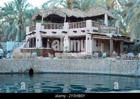 Coffee Shop vor kleopatras Badebecken und Dattelplantagen in siwa, ägypten Stockfoto