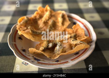 Traditionelle Fischchips namens „Kerupuk sala ikan“ in einem Restaurant am Straßenrand in Solok, West-Sumatra, Indonesien. Stockfoto