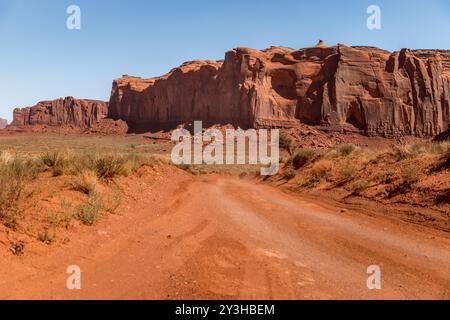 Malerische Schotterstraße in den Monumenten im Monument Valley, Arizona, USA Stockfoto