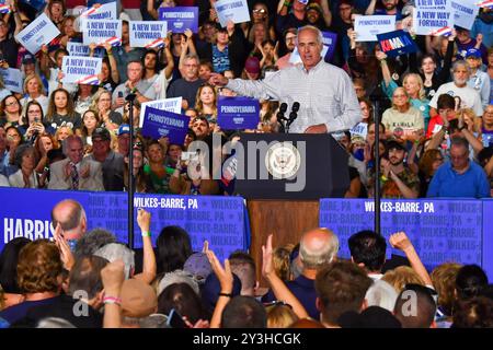 Wilkes Barre, Usa. September 2024. Senator Bob Casey spricht bei einer Kundgebung für Kamala Harris. Kamala Harris während einer Wahlkampfveranstaltung in Wilkes-Barre, USA - 13. September Credit: SOPA Images Limited/Alamy Live News Stockfoto