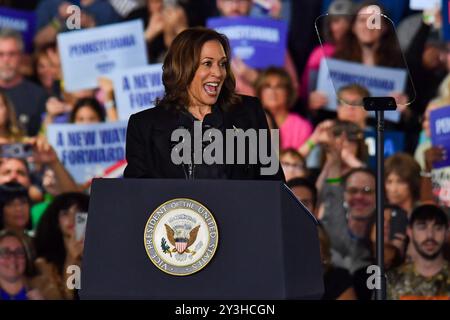 Wilkes Barre, Usa. September 2024. Kamala Harris reagiert auf ihre Wahlkampfkundgebung. Kamala Harris während einer Wahlkampfveranstaltung in Wilkes-Barre, USA - 13. September Credit: SOPA Images Limited/Alamy Live News Stockfoto