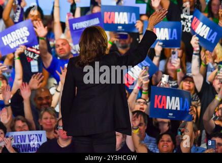 Wilkes Barre, Usa. September 2024. Kamala Harris verabschiedet sich nach ihrer Rede vom Publikum. Kamala Harris während einer Wahlkampfveranstaltung in Wilkes-Barre, USA - 13. September Credit: SOPA Images Limited/Alamy Live News Stockfoto