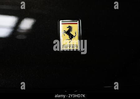 Krakau, Polen. September 2024. Das Ferrari-Logo ist auf der Tuning Show Expo in Krakau, Polen, am 8. September 2024 zu sehen. (Foto: Klaudia Radecka/NurPhoto) Credit: NurPhoto SRL/Alamy Live News Stockfoto