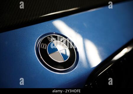 Krakau, Polen. September 2024. Das BMW Logo ist auf der Tuning Show Expo in Krakau, Polen, am 8. September 2024 zu sehen. (Foto: Klaudia Radecka/NurPhoto) Credit: NurPhoto SRL/Alamy Live News Stockfoto