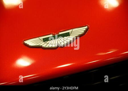 Krakau, Polen. September 2024. Das Logo von Aston Martin ist auf der Tuning Show Expo in Krakau, Polen, am 8. September 2024 zu sehen. (Foto: Klaudia Radecka/NurPhoto) Credit: NurPhoto SRL/Alamy Live News Stockfoto
