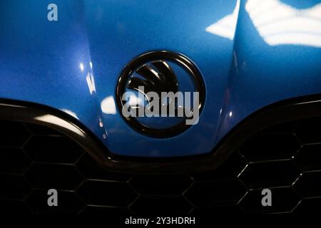 Krakau, Polen. September 2024. Das Skoda-Logo ist auf der Tuning Show Expo in Krakau, Polen, am 8. September 2024 zu sehen. (Foto: Klaudia Radecka/NurPhoto) Credit: NurPhoto SRL/Alamy Live News Stockfoto