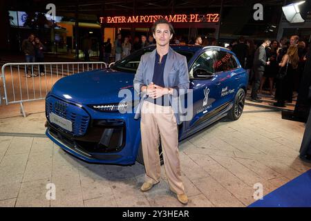 Verleihung Deutscher Schauspielpreis 2024 Tim Oliver Schultz bei der Verleihung Deutscher Schauspielpreis 2024 im Club Theater Berlin. 13.09.2024 *** Verleihung des Deutschen Schauspielpreises 2024 Tim Oliver Schultz bei der Verleihung des Deutschen Schauspielpreises 2024 im Club Theater Berlin 13 09 2024 Copyright: XEventpressx/xSaschaxRadkex Stockfoto