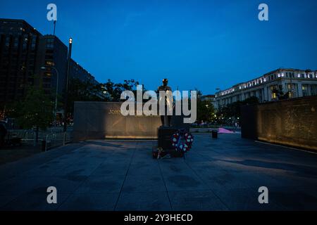 Am 13. September 2024 enthüllten die World war I Centennial Commission und die Doughboy Foundation A Soldier's Journey, eine 58 Meter lange Bronze-Skulpturenwand, die als Herzstück des National World war I Memorial auf der Pennsylvania Avenue dienen soll. Eine Soldatenreise ist die größte freistehende Hochrelief-Bronze in der westlichen Hemisphäre. Die Skulptur spricht an alle Militärangehörigen und Familien und erzählt die Geschichte eines Soldaten, der das Haus verlässt, um einem größeren Zweck zu dienen, intensive Schlacht und Kriegskosten erlebt und als veränderter Mann nach Hause zurückkehrt. Der Bildhauer Sabin Howard an Stockfoto