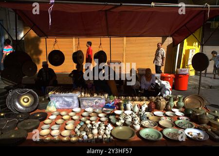 Ein Anbieter von Porzellan, Gongs und Antiquitäten während des Gaya Sunday Market in der Gaya Street, Kota Kinabalu, Sabah, Malaysia. Stockfoto