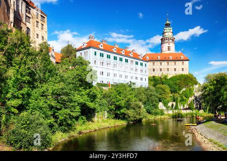 Cesky Krumlov mit Schloss, Altstadt und Kirche, Tschechische Republik Stockfoto