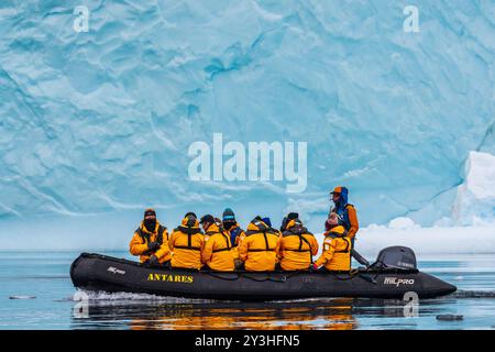 Danco Island, Antarktische Halbinsel - 31. Januar 2024. Eine Gruppe antarktischer Touristen fährt um die Eisberge in der Nähe von Danco Island. Stockfoto