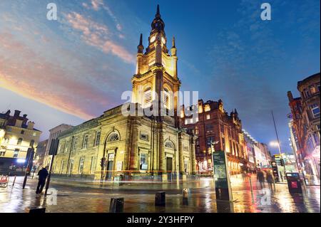 George Street Richtung St. George's Tron Church, die Kirche von Schottland, befindet sich im Stadtzentrum am Nelson Mandela Place. Stockfoto