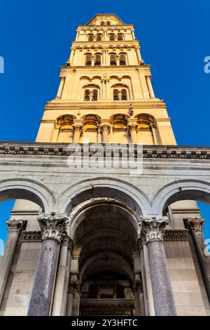 Glockenturm der Kathedrale St. Domnius aus dem 12. Jahrhundert, Split, Kroatien Stockfoto