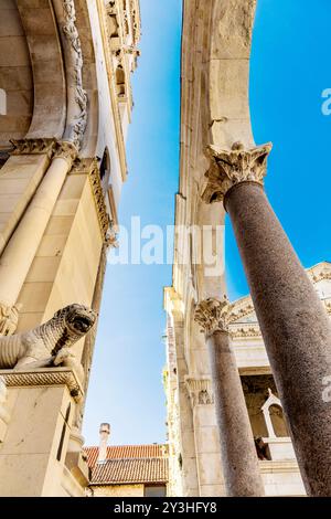 Eintritt in die Kathedrale des Heiligen Domnius aus dem 4. Jahrhundert und Bögen des Diokletianpalastes Peristyl, Split, Kroatien Stockfoto