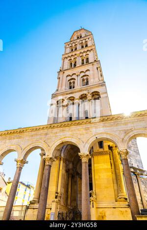 Glockenturm der Kathedrale St. Domnius aus dem 12. Jahrhundert und Bögen des Diokletianpalastes Peristyl, Split, Kroatien Stockfoto