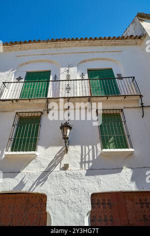 Balkon, Gebäude und altes Haus mit blauem Himmel für Wandstruktur, Reiseort und historische Architektur. Oben, Eigenschafts- und Fensteransicht Stockfoto