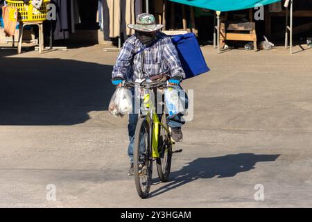 Ein Lottoverkäufer fährt mit dem Fahrrad, Bangkok, Thailand Stockfoto