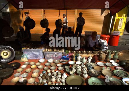 Ein Anbieter von Porzellan, Gongs und Antiquitäten während des Gaya Sunday Market in der Gaya Street, Kota Kinabalu, Sabah, Malaysia. Stockfoto