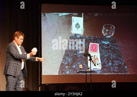 Magier, Comedian, Moderator und Kabarettist Desimo, bürgerlich Detlef Simon, präsentiert sein Programm klug & Trug im Bürgerhaus Worfelden und zeigt einen Trick mit Spielkarten - Worfelden 13.09.2024: Desimo im Cafe Extra unterwegs *** Magician, Comedian, Moderator und Kabarettist Desimo, Realname Detlef Simon, präsentiert sein Programm Klug Trug im Bürgerhaus Worfelden und zeigt im Café Worfelden einen Trick und zeigt einen Trick mit Spielkarten im Extra 2024 Stockfoto