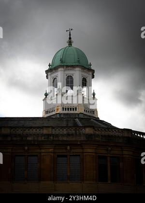 Dramatic Storm Wolken, Sheldonian Theatre, entworfen von Christopher Wren, University of Oxford, Oxfordshire, England, Großbritannien, GB Stockfoto