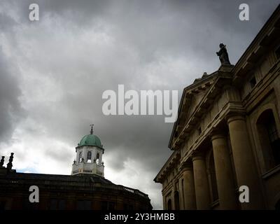 Dramatic Storm Wolken, Sheldonian Theatre, entworfen von Christopher Wren, und Clarendon Building, University of Oxford, Oxfordshire, England, GROSSBRITANNIEN, GB. Stockfoto