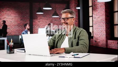 Geschäftsmann Mit Laptop. Professioneller CEO oder Anwalt Stockfoto