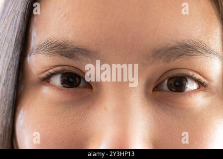 Zu Hause, Nahaufnahme der Augen junger asiatischer Frauen mit Fokus auf Gesichtszüge und Ausdruck Stockfoto