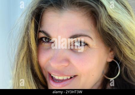 Porträt einer lächelnden Frau. Lateinamerikanische ethnische Zugehörigkeit Stockfoto