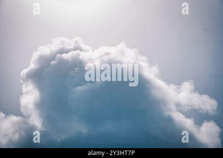 Genießen Sie die Ruhe, die auf diesem Stockbild dargestellt wird, und zeigen Sie weiche, flauschige Wolken, die anmutig über einem ruhigen blauen Himmel verteilt sind. Das sanfte Interpl Stockfoto