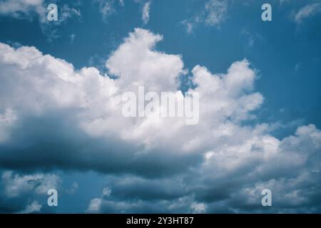 Halten Sie die ruhige Essenz dieses Stockbildes fest, das weiche, flauschige Wolken über einen beruhigenden blauen Himmel verstreut zeigt. Der zarte Kontrast zwischen Stockfoto