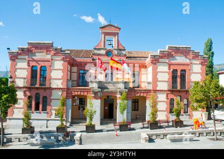 Fassade des Rathauses. Villa-Platz, Rascafria, Madrid Provinz, Spanien. Stockfoto