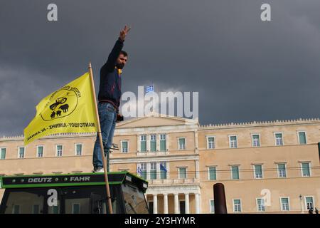 Griechenland: Griechische Landwirte fahren ihre Traktoren vor dem parlamentsgebäude. Athen, Griechenland, 20. Februar 2024. Griechische Bauern fahren ihre Traktoren am 20. Februar 2024 vor dem parlamentsgebäude in Athen, Griechenland. Sie protestieren gegen die hohen Produktionskosten und die mangelnde Unterstützung der Regierung. Kostas Galanis/Alto Press Athens Attiki Griechenland Copyright: XKonstantinosxGalanisx Stockfoto