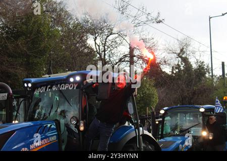 Griechenland: Griechische Landwirte fahren ihre Traktoren vor dem parlamentsgebäude. Athen, Griechenland, 20. Februar 2024. Griechische Bauern fahren ihre Traktoren am 20. Februar 2024 vor dem parlamentsgebäude in Athen, Griechenland. Sie protestieren gegen die hohen Produktionskosten und die mangelnde Unterstützung der Regierung. Kostas Galanis/Alto Press Athens Attiki Griechenland Copyright: XKonstantinosxGalanisx Stockfoto