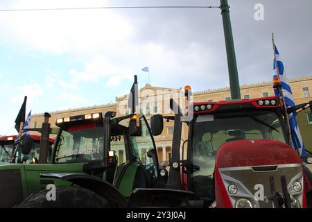 Griechenland: Griechische Landwirte fahren ihre Traktoren vor dem parlamentsgebäude. Athen, Griechenland, 20. Februar 2024. Griechische Bauern fahren ihre Traktoren am 20. Februar 2024 vor dem parlamentsgebäude in Athen, Griechenland. Sie protestieren gegen die hohen Produktionskosten und die mangelnde Unterstützung der Regierung. Kostas Galanis/Alto Press Athens Attiki Griechenland Copyright: XKonstantinosxGalanisx Stockfoto