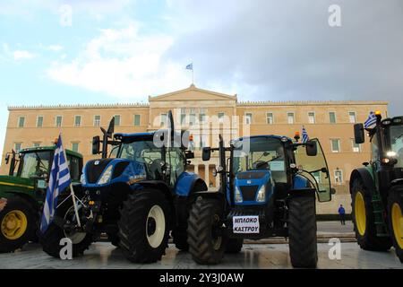 Griechenland: Griechische Landwirte fahren ihre Traktoren vor dem parlamentsgebäude. Athen, Griechenland, 20. Februar 2024. Griechische Bauern fahren ihre Traktoren am 20. Februar 2024 vor dem parlamentsgebäude in Athen, Griechenland. Sie protestieren gegen die hohen Produktionskosten und die mangelnde Unterstützung der Regierung. Kostas Galanis/Alto Press Athens Attiki Griechenland Copyright: XKonstantinosxGalanisx Stockfoto